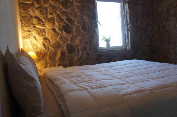 El cuarto y cama de la Casa Cerro Negro en La Crucecita.