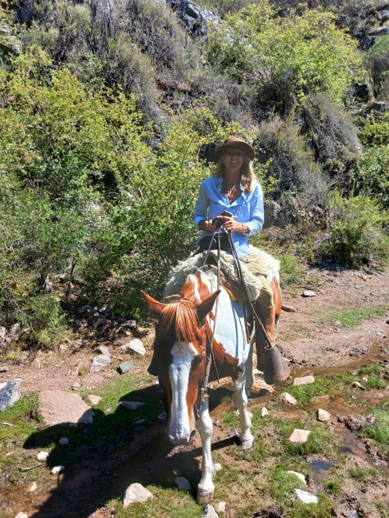 Visitante francesa disfrutando de nuestras cabalgatas exclusivas en la montaña mendocina.